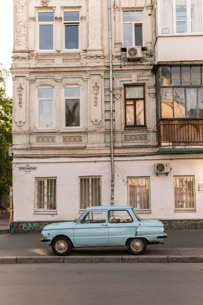 2020年6月7日 一辆旧蓝色汽车 Zaz Zaporozhets 在20世纪80年代在革命前的一座建筑前非常受欢迎 — 图库照片