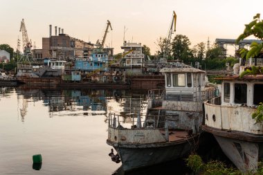 Kyiv (Kiev), Ukrayna - 08 Haziran 2020: Birçok eski Sovyet paslı ve çalışmayan tekne, kumaş ve deniz turnaları