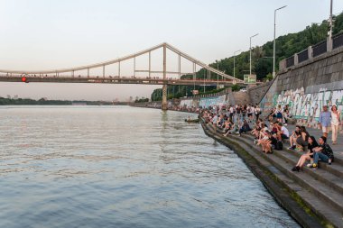 Kiev (Kyiv), Ukrayna - 10 Haziran 2020: Gün batımında birçok insanla ünlü bir Dinyeper rıhtımı