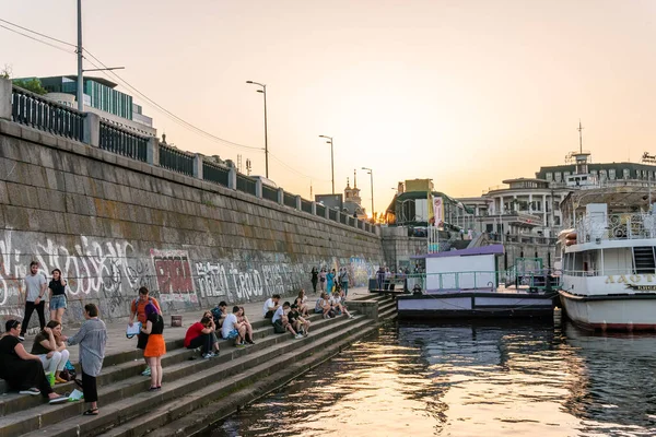 2020年6月10日 一个著名的第聂伯港 第聂伯河 日落时与许多人在一起 — 图库照片