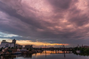 Kiev (Kyiv), Ukrayna - 15 Haziran 2020: Günbatımında Dnipro nehri ve sanayi bölgesi