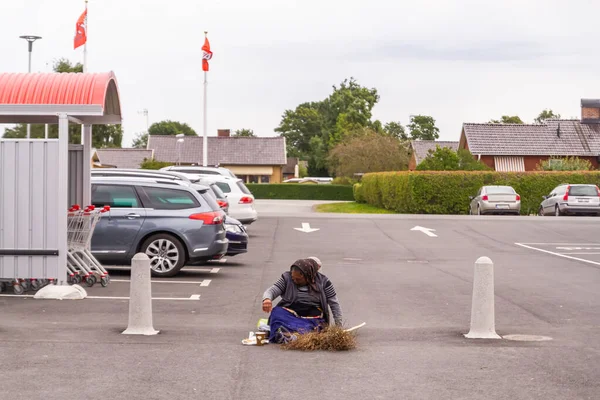 2015年8月 一名乞丐坐在一家商店附近的街上要钱 — 图库照片