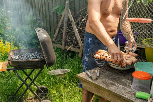 Mężczyzna Przygotowuje Surowe Mięso Skrzydełka Kurczaka Zewnątrz Gotowania Grillu — Zdjęcie stockowe