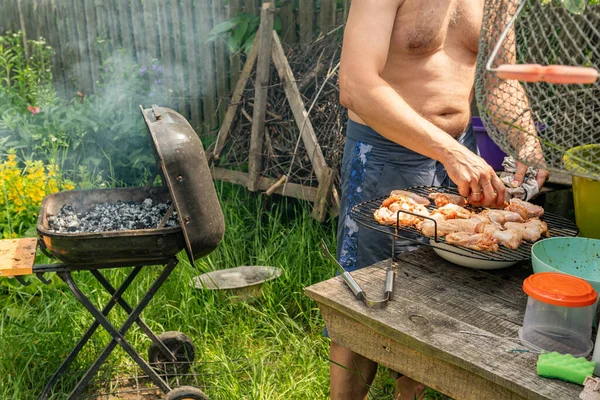 Mężczyzna Przygotowuje Surowe Mięso Skrzydełka Kurczaka Zewnątrz Gotowania Grillu — Zdjęcie stockowe