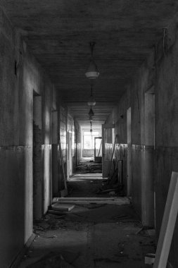 Ukrayna - 21 Haziran 2020: Terk edilmiş bir SSCB bilim laboratuarının eski kumlu bir fotoğrafı