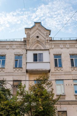 Kyiv (Kiev), Ukrayna - 4 Temmuz 2020: Devrim öncesi bir binada çirkin bir plastik balkon