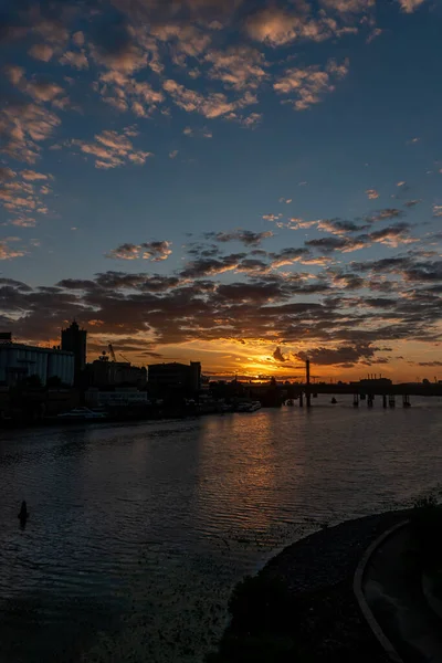 Ένα Πανέμορφο Ηλιοβασίλεμα Στην Πόλη Θέα Στο Διάσημο Ποταμό Dnipro — Φωτογραφία Αρχείου