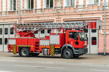 Kyiv (Kiev), Ukrayna - 26 Temmuz 2020: İtfaiye istasyonunun yanında büyük kırmızı bir itfaiye aracı (zorlama motoru)