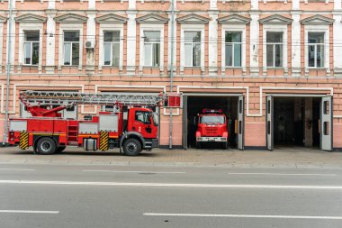 Kyiv (Kiev), Ukrayna - 26 Temmuz 2020: İtfaiye istasyonunun yanında büyük kırmızı bir itfaiye aracı (zorlama motoru)