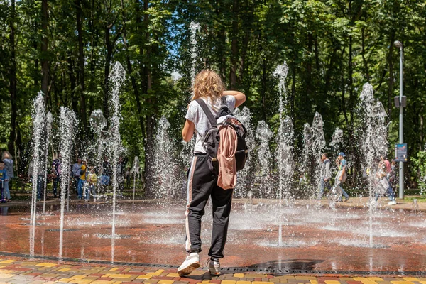 キエフ キエフ 2020年7月31日 若い女性が暑い夏の日に公園で大きく美しい噴水の写真を撮っています — ストック写真