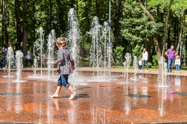 乌克兰基辅 2020年7月31日 一个漂亮的小女孩正在一个大喷泉附近的公园里玩乐玩耍 玩乐玩耍 — 图库照片