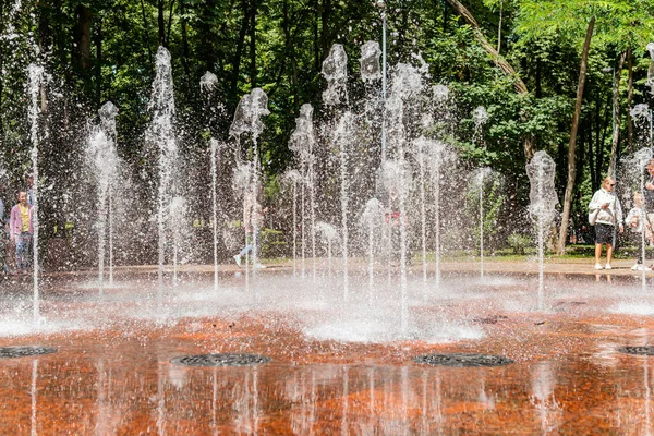 キエフ キエフ ウクライナ 2020年7月31日 暑い夏の日に多くのスプラッシュを持つ公園内の美しい噴水 — ストック写真