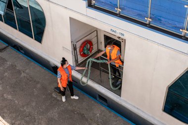 Kyiv (Kiev), Ukrayna - 08 Ağustos 2020: Tekne personeli, büyük bir gemi morgdayken maskeli personel çalışıyor 