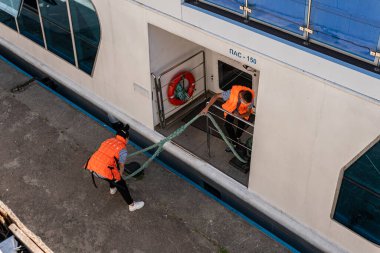 Kyiv (Kiev), Ukrayna - 08 Ağustos 2020: Tekne personeli, büyük bir gemi morgdayken maskeli personel çalışıyor 