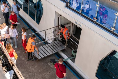 Kyiv (Kiev), Ukrayna - 08 Ağustos 2020: Tekne personeli, büyük bir gemi morgdayken maskeli personel çalışıyor 