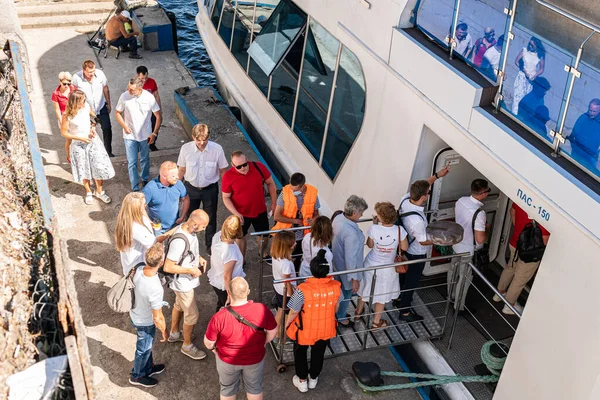 Kyiv (Kiev), Ukrayna - 08 Ağustos 2020: Tekne personeli, maskeli personel, insanları kabul ediyor, turistler tekneye biniyor, insanlar sosyal mesafeyi koruyamıyor