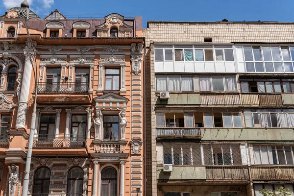 2020年8月8日 两座在不同时期建造的建筑具有很大的建筑差异 第一座是革命前建造的 第二座是苏联建造的 — 图库照片