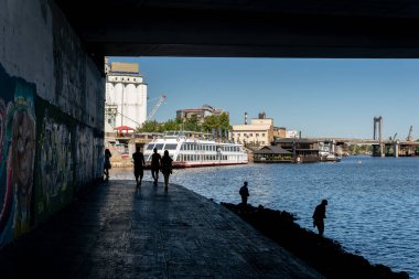 Kiev (Kiev), Ukrayna - 08 Ağustos 2020: Sıcak bir yaz gününde halk ve balıkçılarla güzel ve güzel bir set