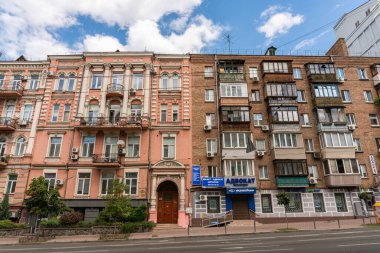 Kyiv (Kiev), Ukrayna - 08 Ağustos 2020: Farklı dönemlerde (Sovyet ve devrim öncesi) inşa edilmiş ve çok büyük mimari farklılıkları olan farklı binalar