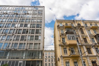 Kyiv (Kiev), Ukrayna - 08 Ağustos 2020: Farklı dönemlerde (Sovyet ve devrim öncesi) inşa edilmiş ve çok büyük mimari ve görsel farklılıkları bulunan farklı binalar