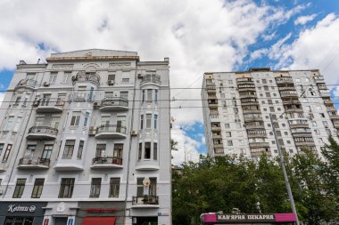Kyiv (Kiev), Ukrayna - 08 Ağustos 2020: Farklı dönemlerde (Sovyet ve devrim öncesi) inşa edilmiş ve çok büyük mimari ve görsel farklılıkları bulunan farklı binalar
