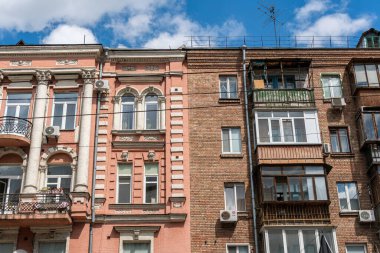 Kyiv (Kiev), Ukrayna - 08 Ağustos 2020: Farklı dönemlerde (Sovyet ve devrim öncesi) inşa edilmiş ve çok büyük mimari ve görsel farklılıkları bulunan farklı binalar