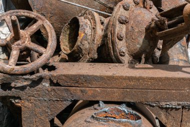 Bir yığın eski, işe yaramaz paslı, kaba ve çürük su boruları.