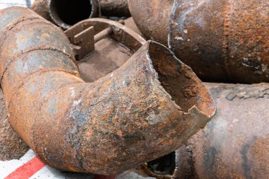 Bir yığın eski, işe yaramaz paslı, kaba ve çürük su boruları.