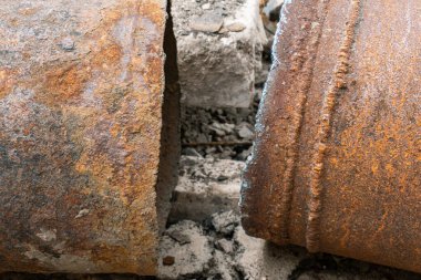 Bir yığın eski, işe yaramaz paslı, kaba ve çürük su boruları.