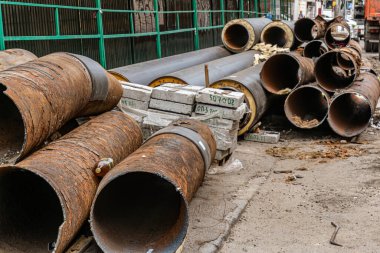 Kyiv (Kiev), Ukrayna - 13 Ağustos 2020: Eski paslı boruların (tesisat) sokaktaki yeniler için değiştirilmesi, birçok geçici sıkıntıya yol açan ciddi ve kapsamlı iş