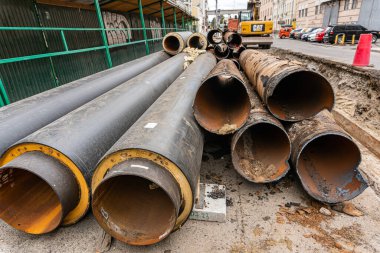Kyiv (Kiev), Ukrayna - 13 Ağustos 2020: Eski paslı boruların (tesisat) sokaktaki yeniler için değiştirilmesi, birçok geçici sıkıntıya yol açan ciddi ve kapsamlı iş