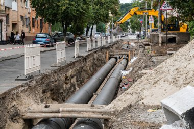 Kyiv (Kiev), Ukrayna - 13 Ağustos 2020: Eski paslı boruların (tesisat) sokaktaki yeniler için değiştirilmesi, birçok geçici sıkıntıya yol açan ciddi ve kapsamlı iş