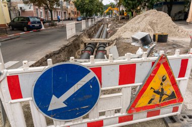 Kyiv (Kiev), Ukrayna - 13 Ağustos 2020: Eski paslı boruların (tesisat) sokaktaki yeniler için değiştirilmesi, birçok geçici sıkıntıya yol açan ciddi ve kapsamlı iş