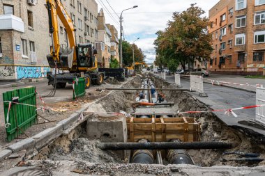 Kyiv (Kiev), Ukrayna - 13 Ağustos 2020: Eski paslı boruların (tesisat) sokaktaki yeniler için değiştirilmesi, birçok geçici sıkıntıya yol açan ciddi ve kapsamlı iş