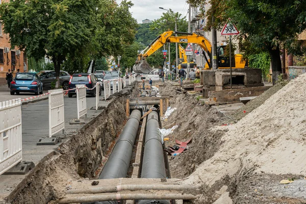 Kyiv (Kiev), Ukrayna - 13 Ağustos 2020: Eski paslı boruların (tesisat) sokaktaki yeniler için değiştirilmesi, birçok geçici sıkıntıya yol açan ciddi ve kapsamlı iş
