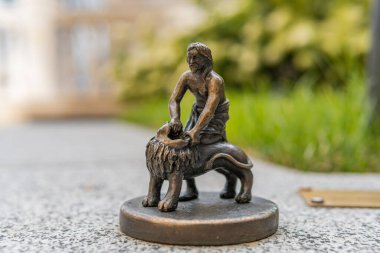 Kyiv (Kiev), Ukrayna - 13 Ağustos 2020: Samson 'un bir aslanı yendiği küçük bir heykel