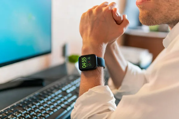 Ein Mann Einem Eleganten Weißen Hemd Sitzt Vor Einem Computer — Stockfoto