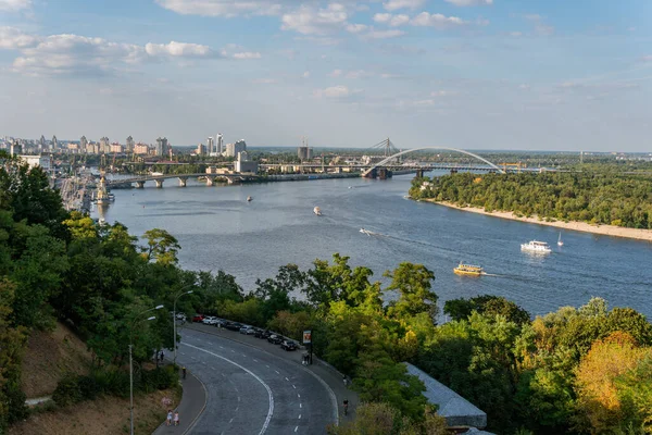 Kyiv (Kiev) / Ukrayna - 23 Ağustos 2020: Merkezdeki Dnipro nehrinin muhteşem manzarası, ünlü ve antik turist ve iş bölgesi