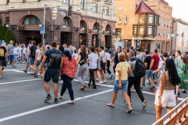 Kyiv (Kiev), Ukrayna - 23 Ağustos 2020: Maskeli veya maskesiz sokakta birbirine yakın yürüyen bir sürü farklı insan, büyük bir kalabalık