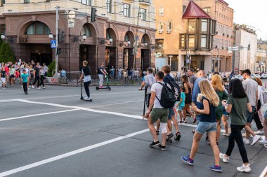Kyiv (Kiev), Ukrayna - 23 Ağustos 2020: Maskeli veya maskesiz sokakta birbirine yakın yürüyen bir sürü farklı insan, büyük bir kalabalık