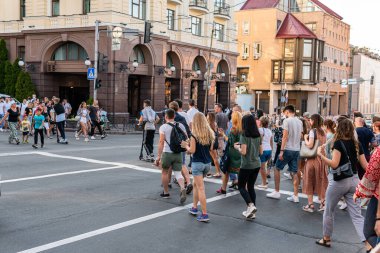 Kyiv (Kiev), Ukrayna - 23 Ağustos 2020: Maskeli veya maskesiz sokakta birbirine yakın yürüyen bir sürü farklı insan, büyük bir kalabalık