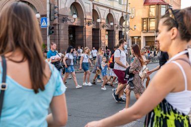 Kyiv (Kiev), Ukrayna - 23 Ağustos 2020: Maskeli veya maskesiz sokakta birbirine yakın yürüyen bir sürü farklı insan, büyük bir kalabalık