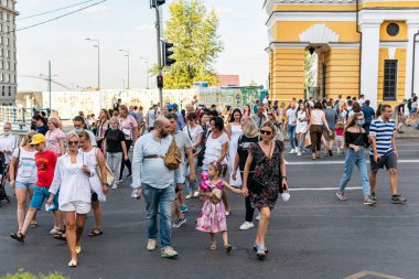 Kyiv (Kiev), Ukrayna - 23 Ağustos 2020: Maskeli veya maskesiz sokakta birbirine yakın yürüyen bir sürü farklı insan, büyük bir kalabalık