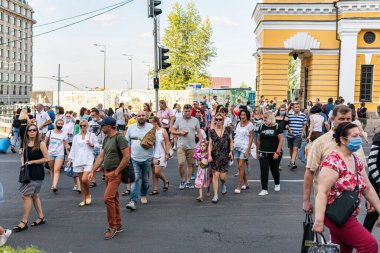 Kyiv (Kiev), Ukrayna - 23 Ağustos 2020: Maskeli veya maskesiz sokakta birbirine yakın yürüyen bir sürü farklı insan, büyük bir kalabalık
