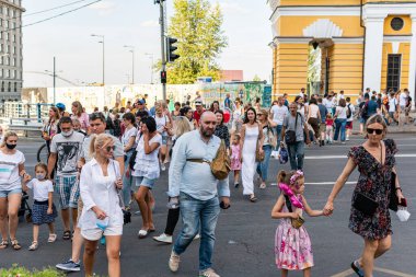 Kyiv (Kiev), Ukrayna - 23 Ağustos 2020: Maskeli veya maskesiz sokakta birbirine yakın yürüyen bir sürü farklı insan, büyük bir kalabalık