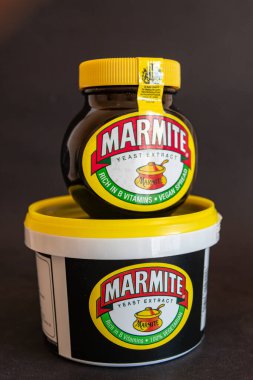 Kyiv (Kiev), Ukrayna 14 Ekim 2020: Büyük bir Marmite sürüsü