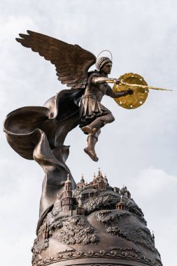 Kyiv (Kiev), Ukrayna 4 Ekim 2020: Aziz Mikail heykelinin olduğu bir çeşme