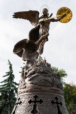 Kyiv (Kiev), Ukrayna 4 Ekim 2020: Aziz Mikail heykelinin olduğu bir çeşme
