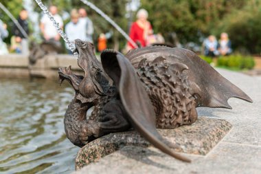 Kyiv (Kiev), Ukrayna 4 Ekim 2020: Aziz Mikail heykelinin olduğu bir çeşme