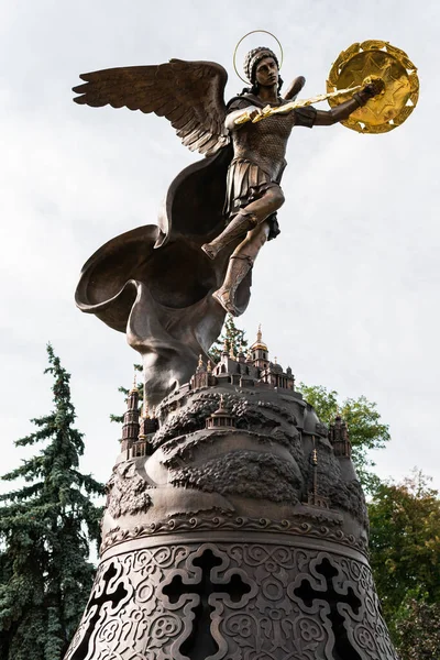 Kyiv (Kiev), Ukrayna 4 Ekim 2020: Aziz Mikail heykelinin olduğu bir çeşme